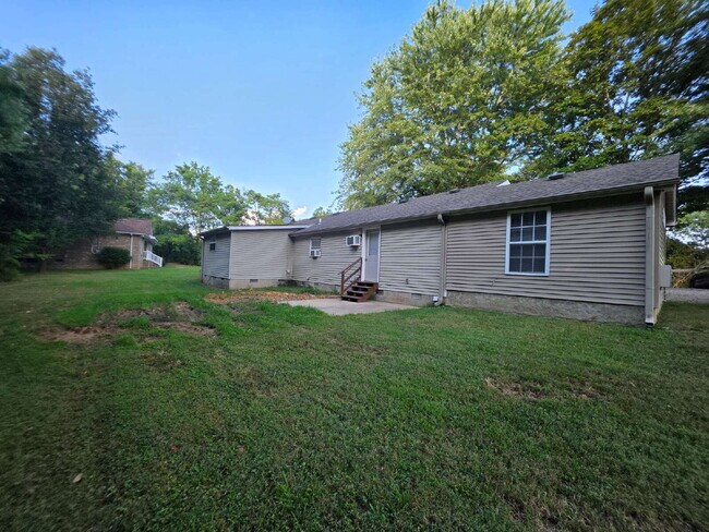 Building Photo - Recently Updated 1 BR, 1 Bath Unit with yard