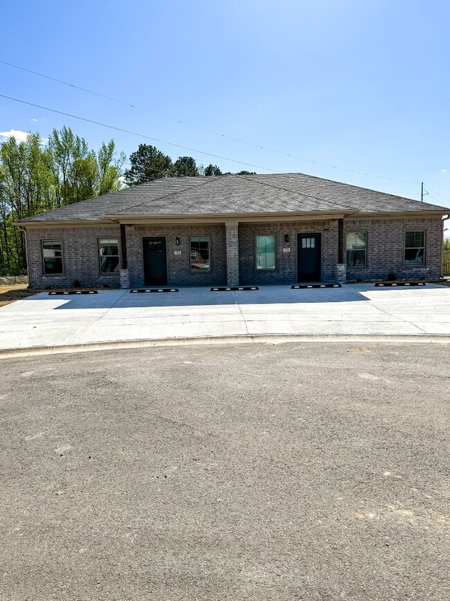 Building Photo - 1720 Rosemary Dr