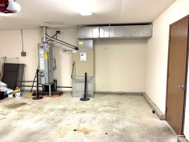 Building Photo - Large Unit! 2-Car Garage Parking! Don't Miss This One!