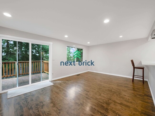 Building Photo - Beautiful 5-Bed Single-Family Home in Prime Kirkland Location!