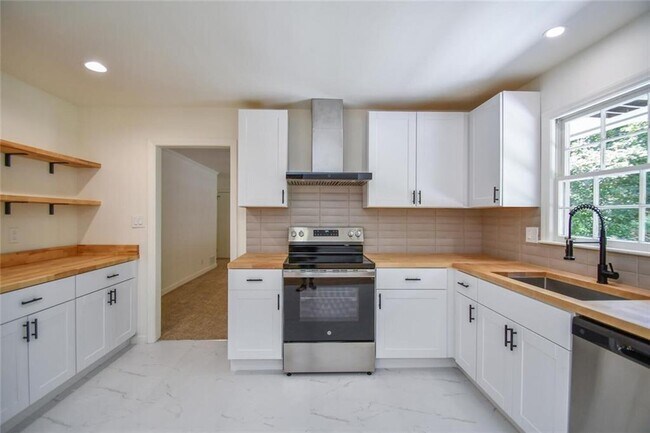 Building Photo - 17040 Birmingham Rd