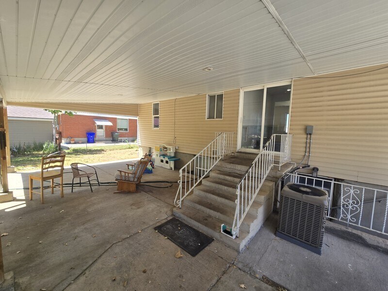 Building Photo - 509 W 200 S
