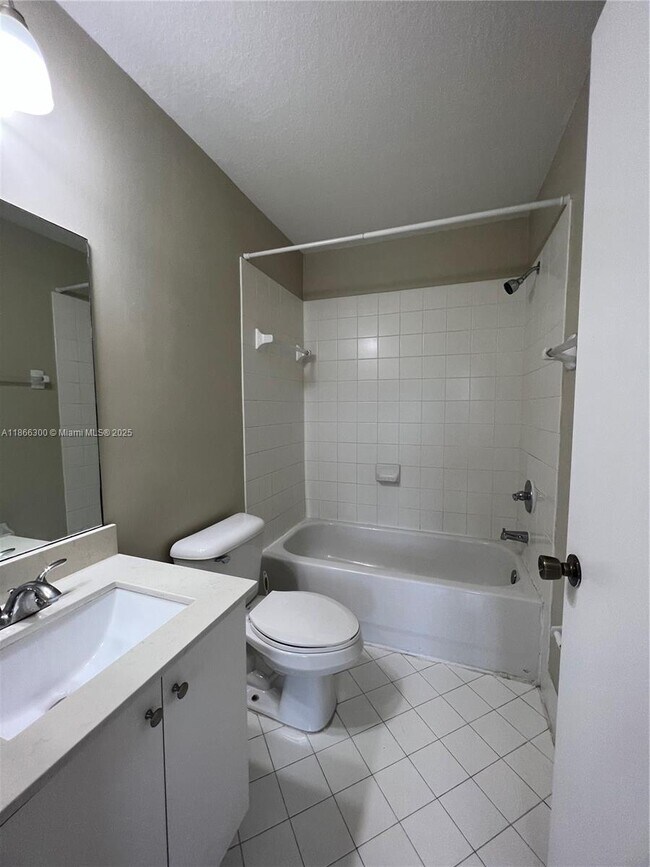 Building Photo - 975 NE 34th Ave