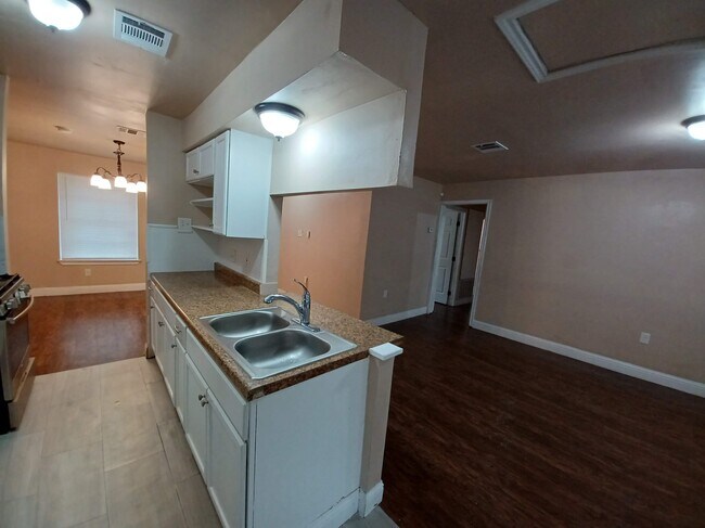 Building Photo - 5106 Dumore Dr