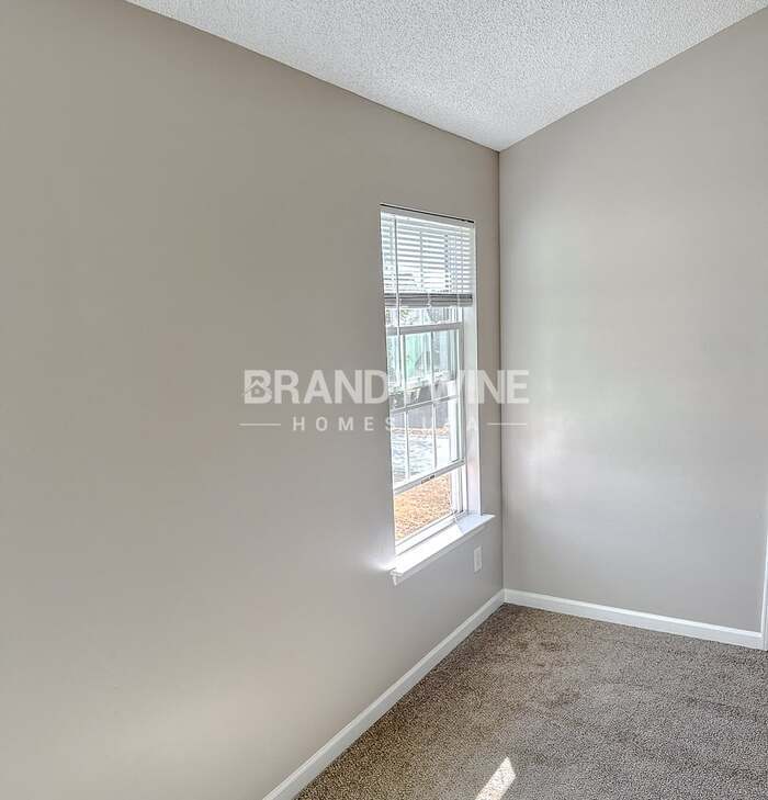 Building Photo - 6202 Hickory Ln Cir