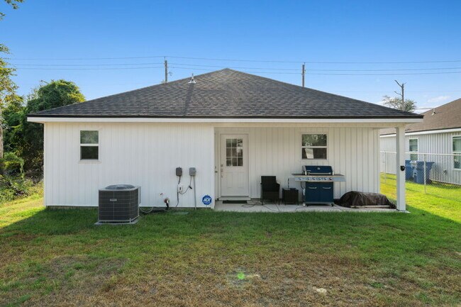 Building Photo - 526 Camellia Ave