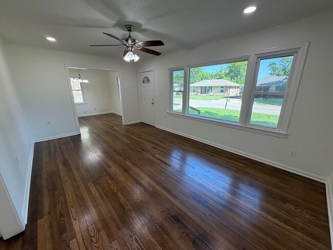 Building Photo - Bright, Updated 3 Bedroom Home with Modern Finishes