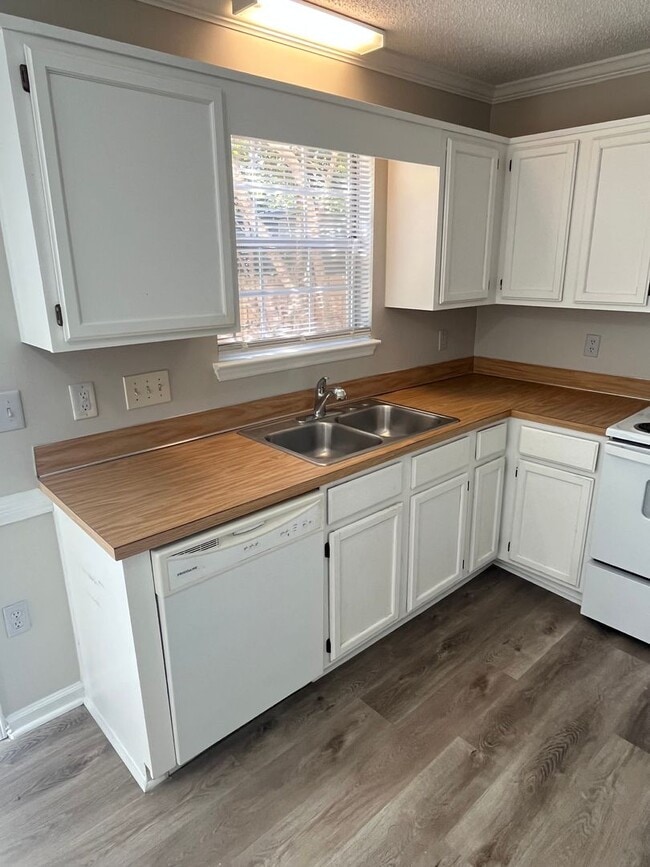 Building Photo - Updated 3 Bed + Loft with Large Garage in ...