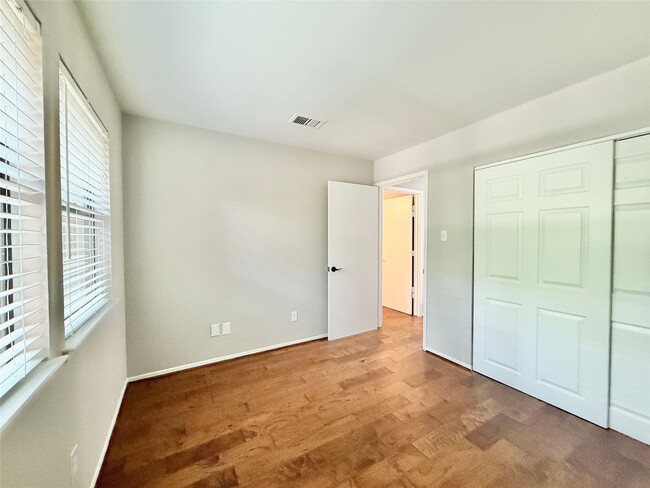 Building Photo - 22 Sawmill Grove Ln