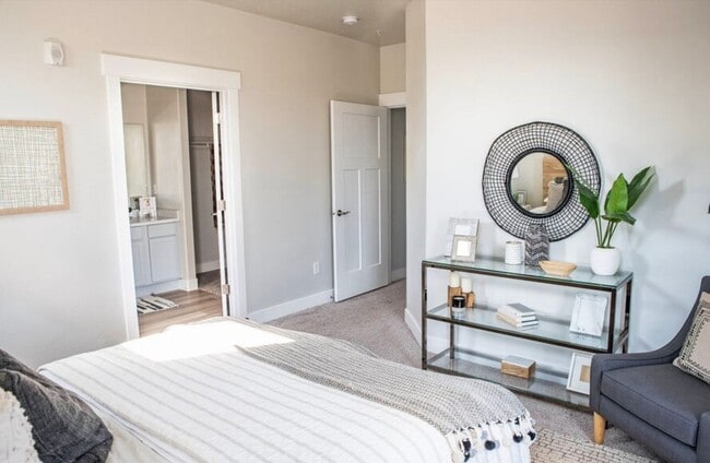 Building Photo - Amenity-Rich Top-Floor Condo in Lehi