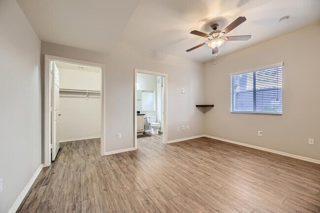 Building Photo - STUNNINGLY UPGRADED 2 Bedroom Condo In SPA...