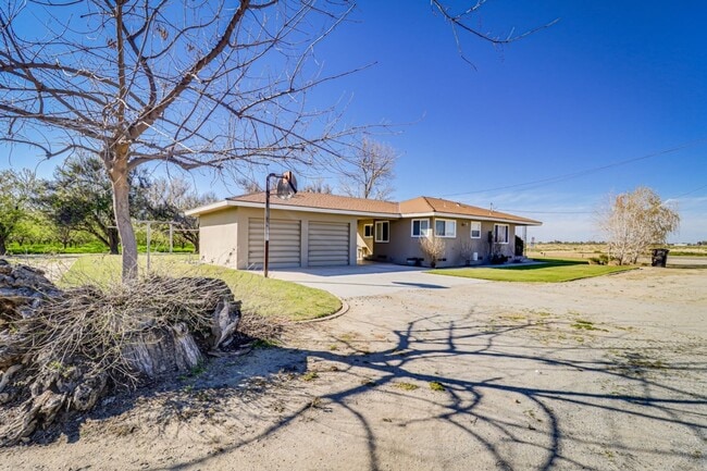 Building Photo - Charming Farmhouse Retreat in Northwest Bakersfield!