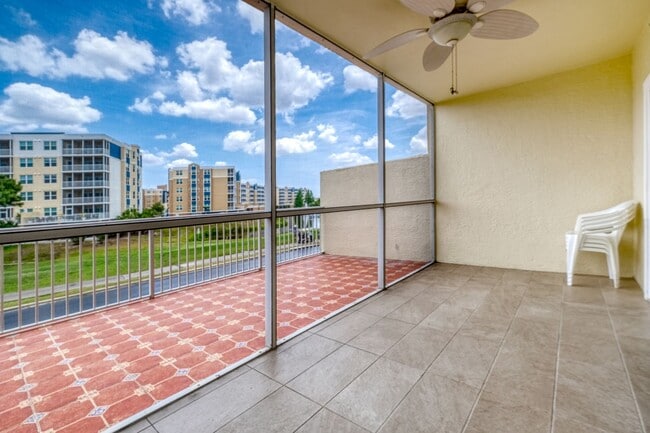 Building Photo - Updated 3 bedroom unit overlooking the Eas...