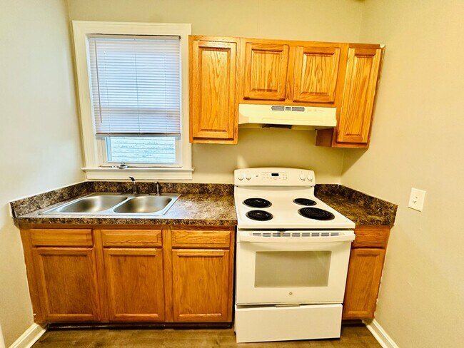 Building Photo - Updated 2BR house in Portland with unfinis...