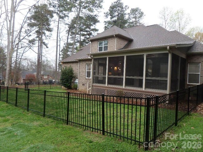 Building Photo - 421 Greenbay Rd