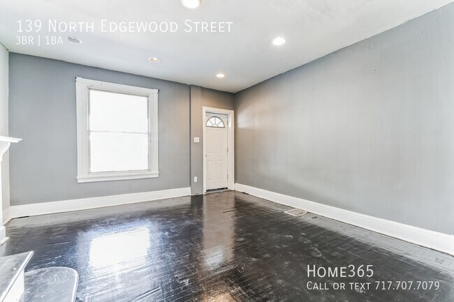 Building Photo - 3 Bedroom, 1.5 Bathroom Home Available Now!