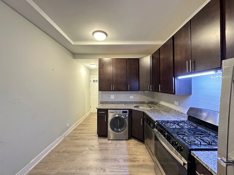 Building Photo - 712 W Brompton Ave