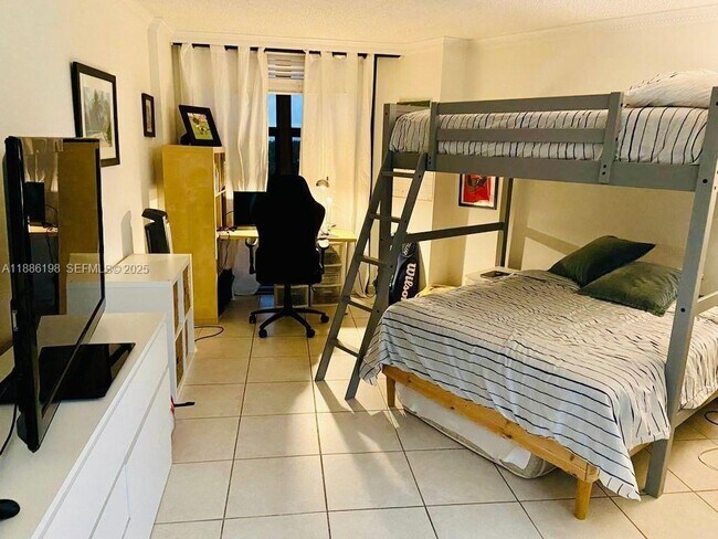 Building Photo - 1121 Crandon Blvd