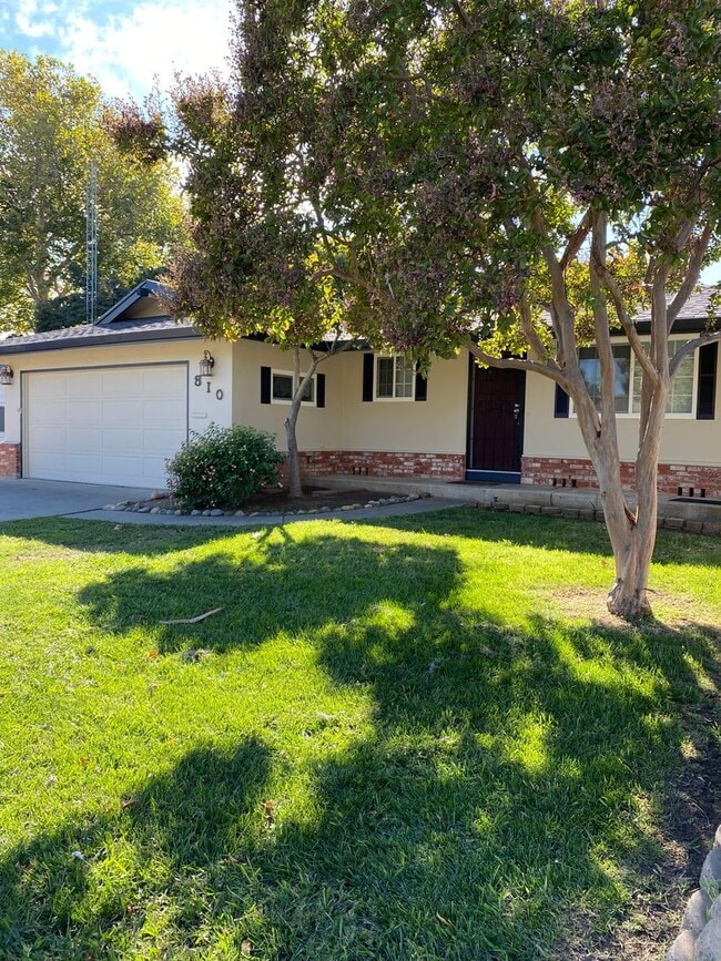 Building Photo - Located near downtown! Updated 3bed/2bath home with large family room/Rec room and side RV parking