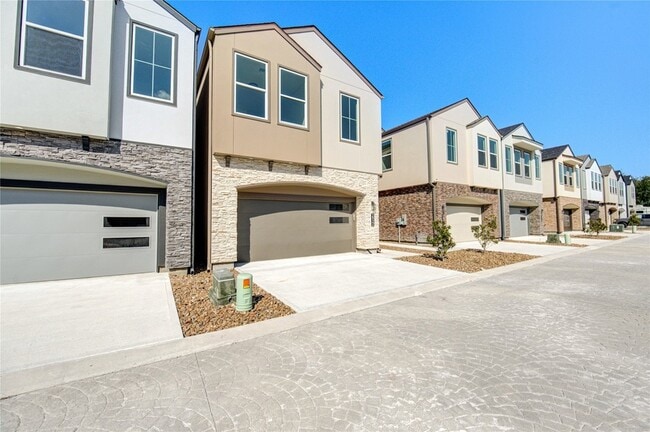 Building Photo - 2922 El Fenice Ln