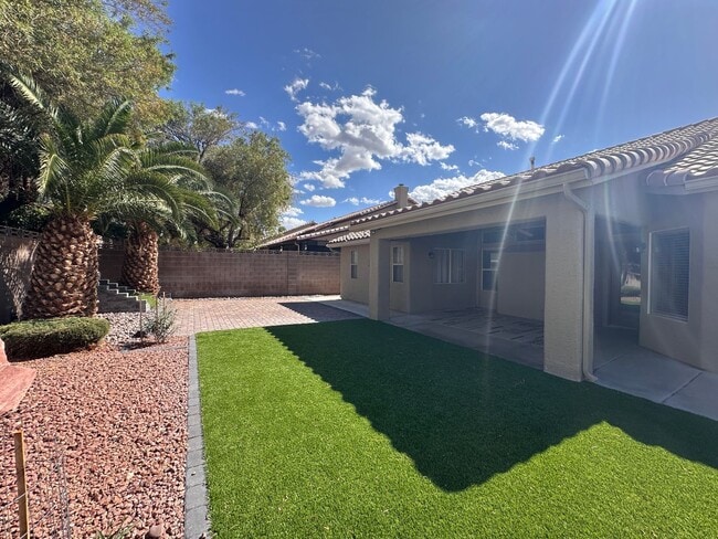 Building Photo - UPGRADED SINGLE STORY HOME WITH 4 BEDS, 2....