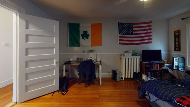 Building Photo - 5 bed 2 bath unit in Brookline.... Rare 3 parking included... Rare pricing.. Don't miss out!