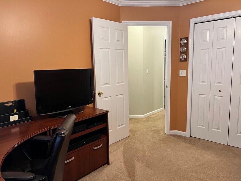 Building Photo - 1155 Swan Dr