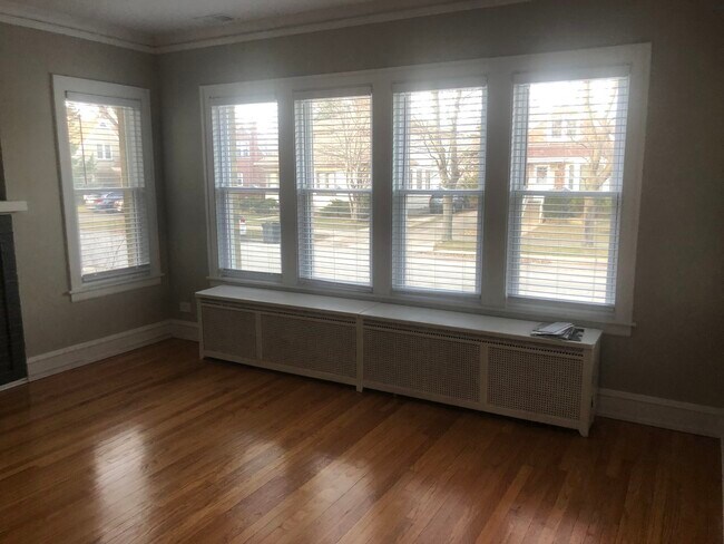 Building Photo - 5329 W Ardmore Ave
