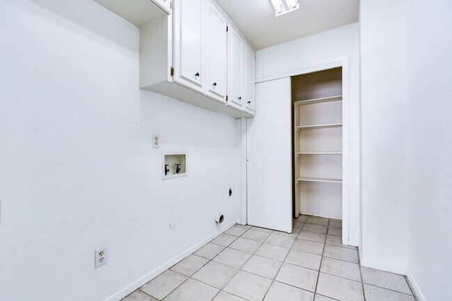 Building Photo - PAY NO SECURITY DEPOSIT! Beautiful Spaciou...