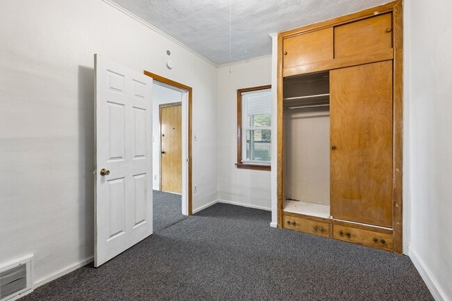 Building Photo - 425 Bancroft St