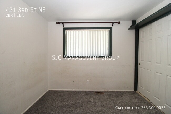 Building Photo - 421 3rd St NE