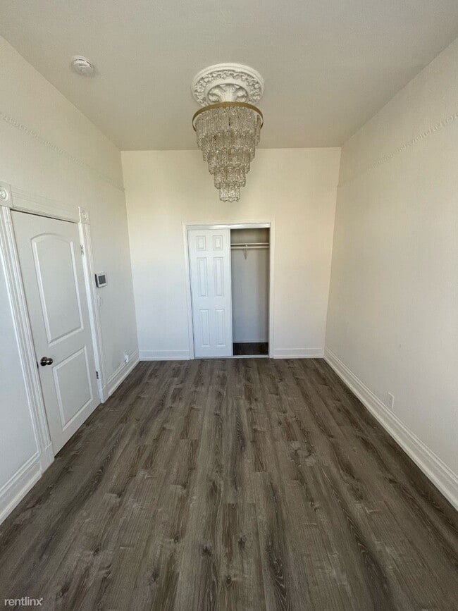 Building Photo - 723 27th St