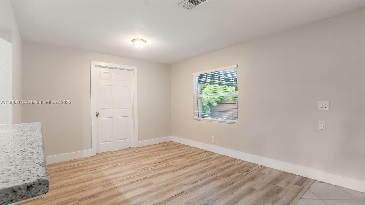 Building Photo - 740 Beachwood Ln