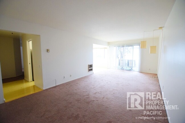 Building Photo - Spacious 2BD/2BA Apartment with Private De...