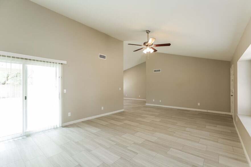 Building Photo - 1237 E Wickieup Ln