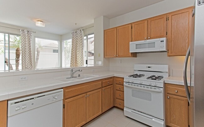 Building Photo - Spacious Home within the Legends Community...