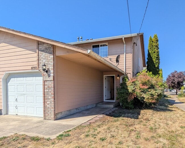 Building Photo - 3 bdrm/2 bthrm Duplex with Single Car Gara...