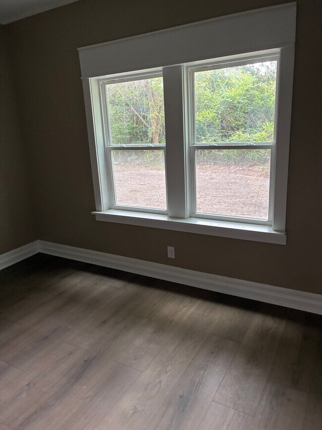 Building Photo - 2114 Airline Dr