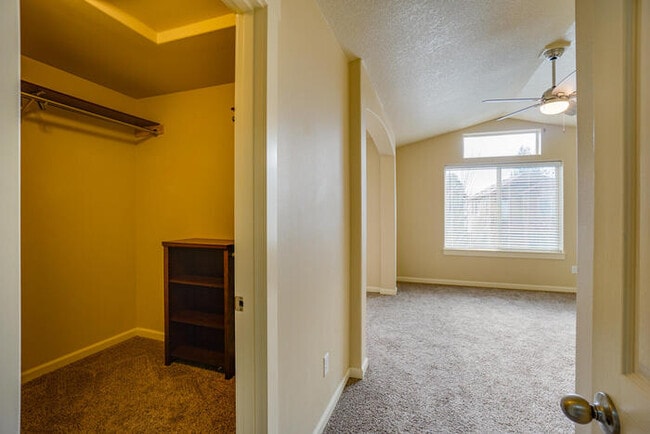 Building Photo - BEAUTIFUL THREE BEDROOM IN HAZEL DELL