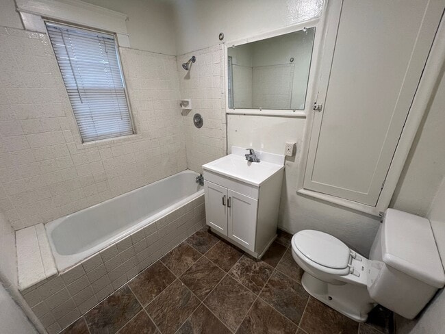 Building Photo - Upstairs Duplex Delight & $400 Credit for 1st Month's Rent