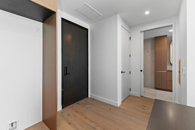 Building Photo - 610 Davis St