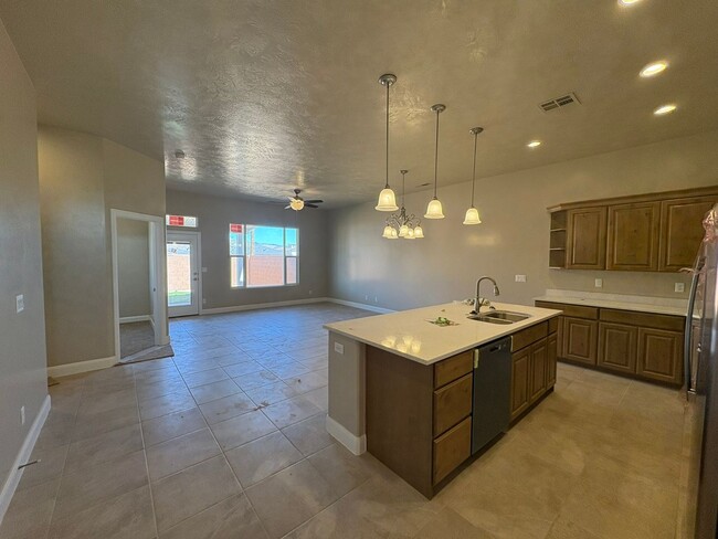 Building Photo - Brand New Townhome In Hurricane