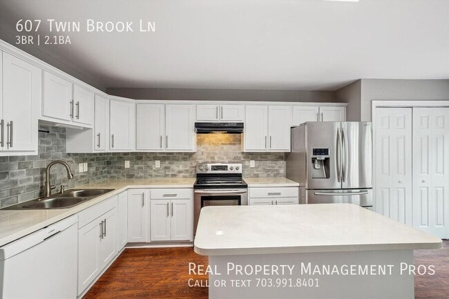 Building Photo - 607 Twin Brook Ln