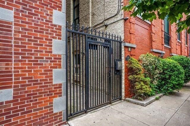 Building Photo - 1023 Clinton St