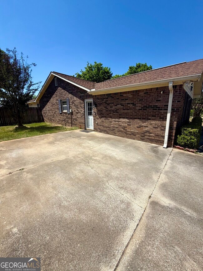 Building Photo - 131 Foxwood Cir