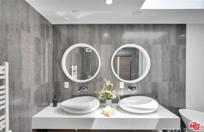 Building Photo - 3943 Fredonia Dr