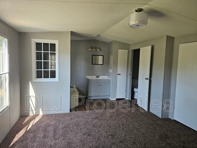 Building Photo - 924 Eslinger Ct