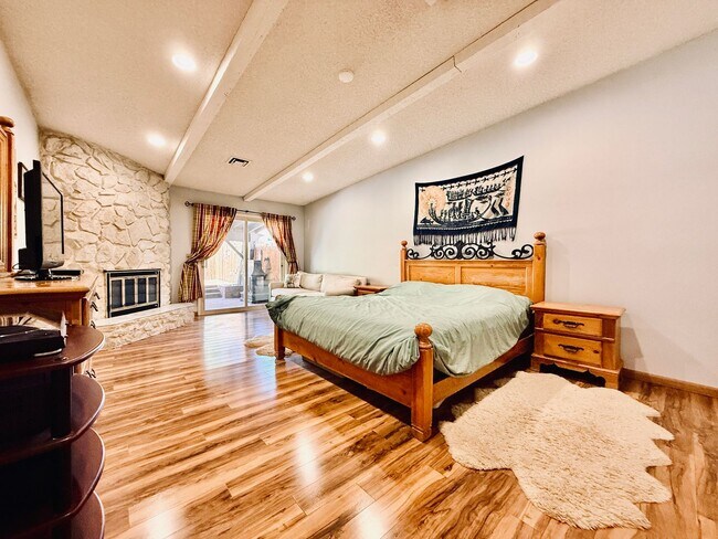 Building Photo - Available August 1st! Beautiful fully furnished single-story home located in the prestigious Span...