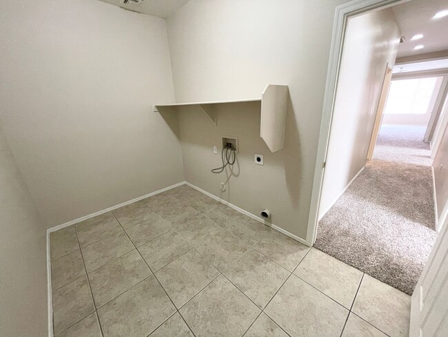 Building Photo - 4 Bedroom/2 Bath Single Level Home in Anthem! Close to freeway & TSMC Plant!