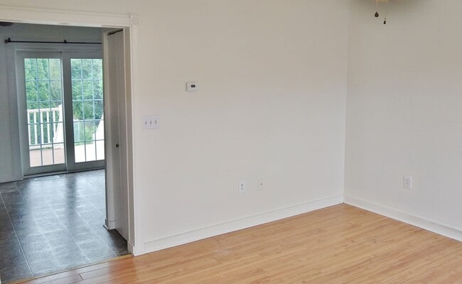 Building Photo - 2 Bed / 1 Bath Townhome